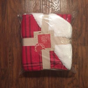 NWT Martha Stewart Sherpa Throw